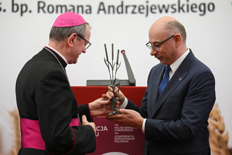 Mateusz Szpytma (z prawej) odbiera stauetkę z rąk metropolity gdańskiego, przewodniczącego Konferencji Episkopatu Polski abp Tadeusza Wojdy (z lewej). Fot. PAP/Marcin Obara  