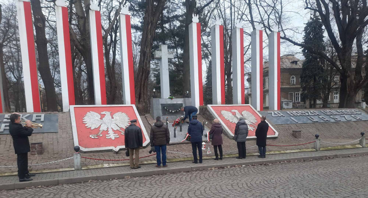 Uroczystości pod pomnikiem ofiar terroru (pomnikiem dziesięciu rąk) w Rzeszowie w 2024 r. Fot. IPN Rzeszów