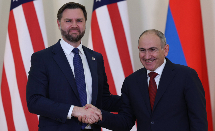 Wiceprezydent USA J.D. Vance i premier Armenii Nikol Pashinyan. Fot. PAP/EPA/VAHRAM BAGHDASARYAN/POOL