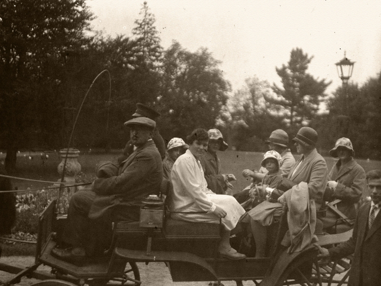 Wyjazd rodziny Sierakowskich z Waplewa, Waplewo Wielkie, 1929, ze zbiorów Muzeum Narodowego w Gdańsku, dar Izabelli Sierakowskiej-Tomaszewskiej 