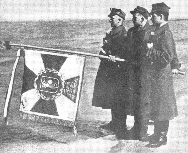 Żołnierze 10 pułku piechoty 4 Pomorskiej Dywizji Piechoty podczas uroczystości zaślubin Polski z morzem w Kołobrzegu, 18 marca 1945 r./Źródło: Wikipedia