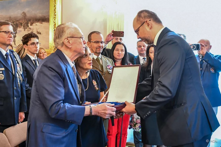 Uroczystość wręczenia Krzyża Wielkiego Orderu Zasługi RP nadanego pośmiertnie sierżantowi sztabowemu Michaelowi Haroldowi Ollisowi. Fot. domena publiczna