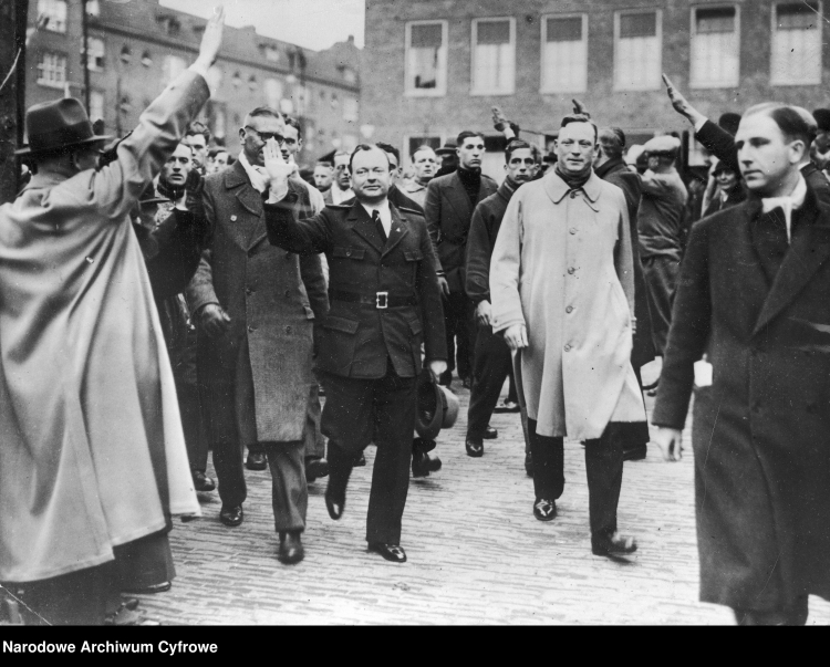 Przywódca Narodowosocjalistycznego Ruch Holenderskiego Anton Adriaan Mussert (w ciemnym płaszczu), 1935 r./NAC