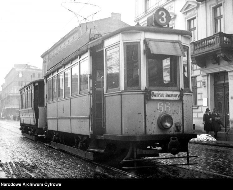 Tramwaj typu SN1 linii nr. 3 (nr boczny 66) na jednej z ulic Krakowa, 1930 r.