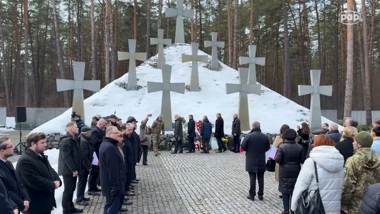Cmentarz w kijowskiej Bykowni. W jego polskiej części spoczywają szczątki 3435 polskich obywateli z tzw. ukraińskiej listy katyńskiej. Fot. screen/PAP Media/Vladyslav Musiienko