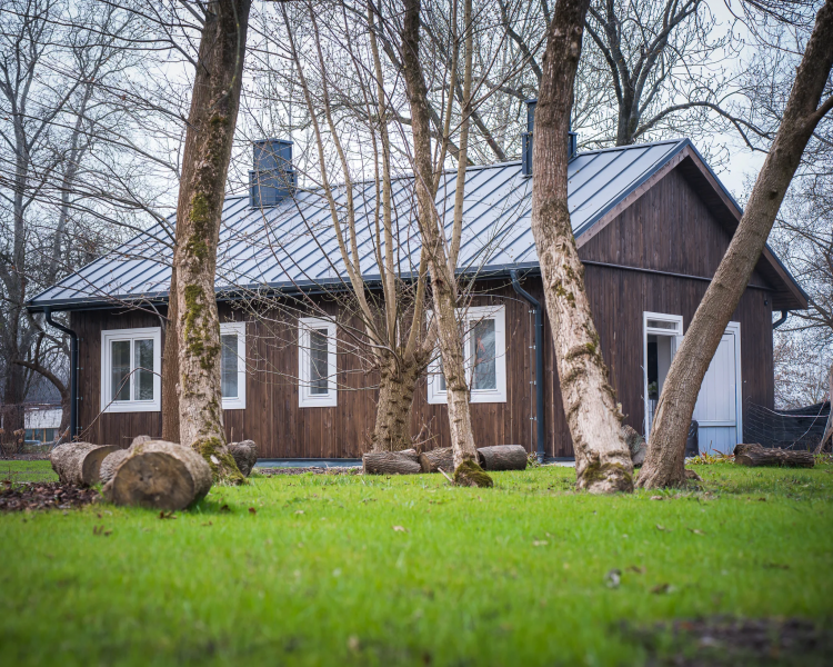 Jeden z domków fińskich na Polu Mokotowskim w Warszawie. Fot. Zarząd Zieleni Miejskiej m. st. Warszawa