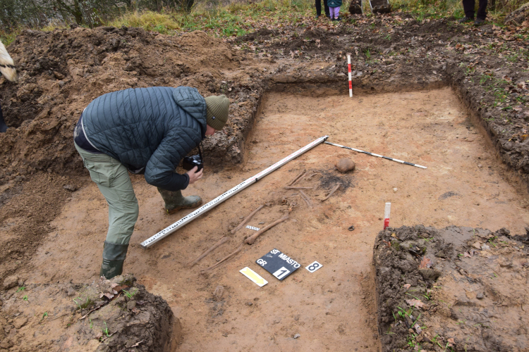 W pobliżu Dąbrówna na terenie dawnej Puszczy Galindzkiej archeolodzy z Uniwersytetu Gdańskiego odkryli relikty zaginionego średniowiecznego miasta. Fot. dr Arkadiusz Koperkiewicz