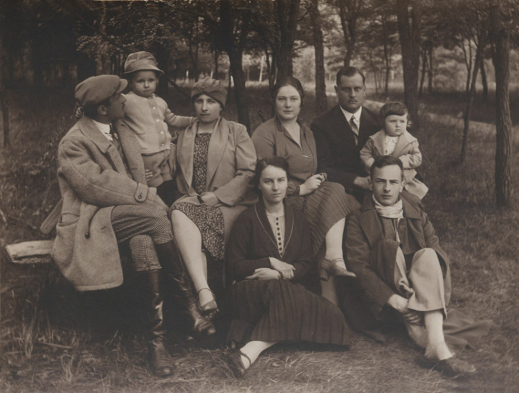Rodzeństwo Gombrowiczów ok. 1928 r. Od lewej: Janusz Gombrowicz, jego syn Józef i żona Franciszka Cichowska z Kotkowskich, Irena Gombrowicz, Aleksandra z Pruszaków i Jerzy Gombrowicz z córką Teresą, Witold Gombrowicz. Fot.  ziemianie.pamiec.pl