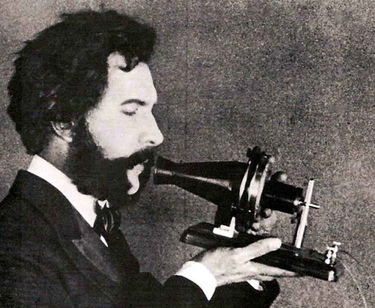 Aleksander Graham Bell ze swoim telefonem. Fot. domena publiczna