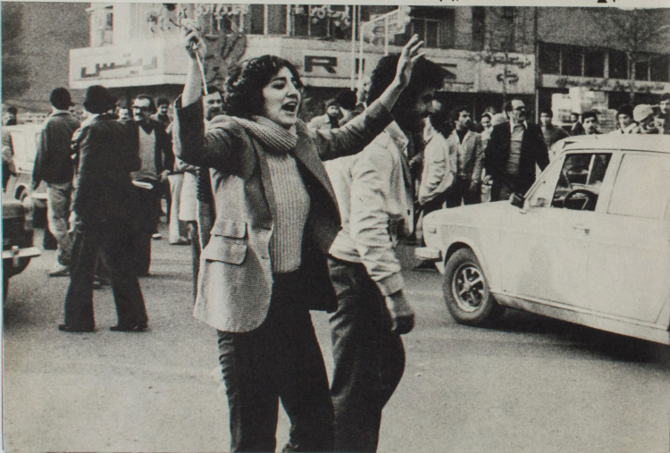 Protesty na Placu Ferdousiego w Teheranie, 16 stycznia 1978 r. Zdjęcie z książki "Days of Blood, Days of Fire". Fot. Bahman Jalali, Public domain, via Wikimedia Commons