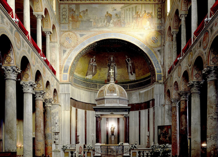 Wnętrze bazyliki Św. Agnieszki za Murami w Rzymie. Fot. domena publiczna