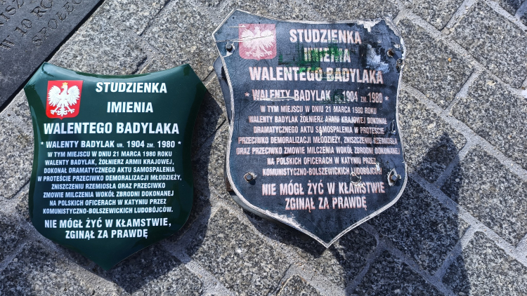 Nowa (z lewej) i stara (z prawej) tablica upamiętniająca Walentego Badylaka. Fot. IPN