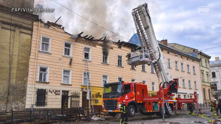 Skutki ataku rosyjskich dronów na Lwów. Fot. PAP/Vitaliy Hrabar