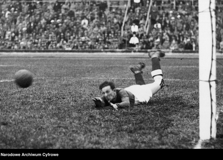 Fragment meczu Szwecja - Polska w Sztokholmie w 1934 r. W akcji bramkarz Spirydion Albański./NAC