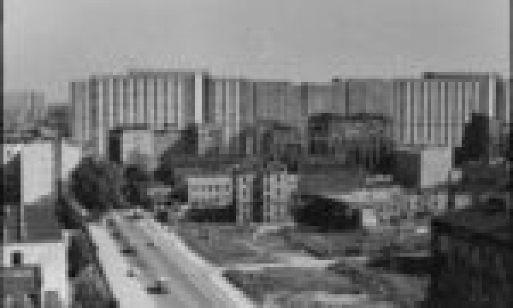 Ulica Chłodna i zabudowa przy ul. Żelaznej w Warszawie w 1970 r. w obiektywie Aleksandra Minorskiego. Fot. zbiory Muzeum Warszawy