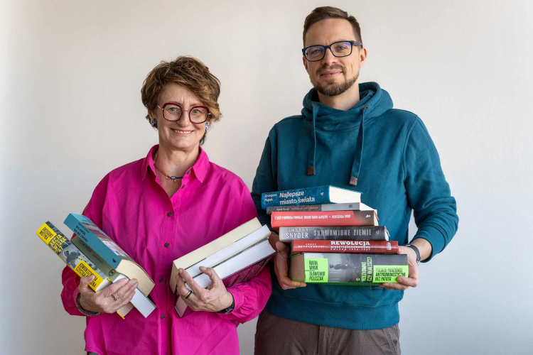 Od lewej: Elżbieta Moczarska, prezeska Fundacji im. Kazimierza i Zofii Moczarskich, oraz Igor Rakowski-Kłos, sekretarz Nagrody Historycznej m.st. Warszawy im. Kazimierza Moczarskiego. Fot. Maks Januszewicz/DSH