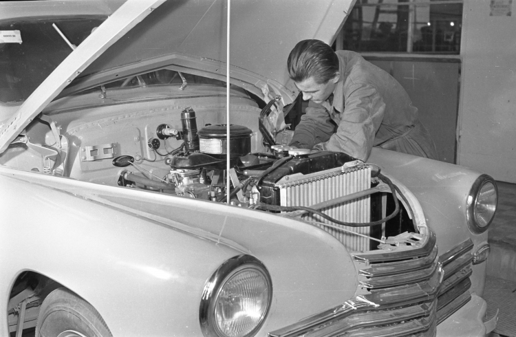 Fabryka Samochodów Osobowych (FSO) na warszawskim Żeraniu. Montaż samochodów osobowych Warszawa M20. Fot. PAP/Jerzy Baranowski