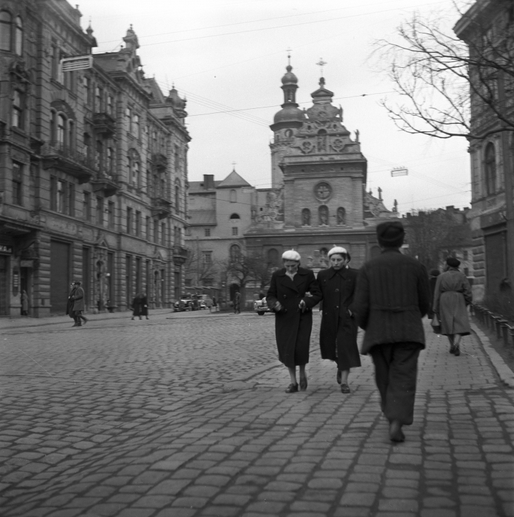 Plac Bernardyński, centralnie kościół św. Andrzeja i klasztor bernardynów, 1957 r. Fot. PAP/Wiesław Prażuch