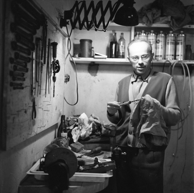 Filozof, pisarz, futurolog, eseista i satyryk Stanisław Lem w garażu przy swoim domu w Krakowie, ulica Narwik na osiedlu Kliny, czerwiec 1960 r. Fot. PAP/Piotr Barącz