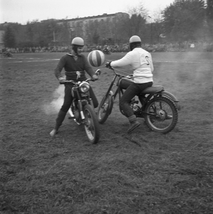 Warszawa 10.1963. Technikum Samochodowe w Warszawie. Inauguracja pracy Sekcji Motorowej Koła Ligi Obrony Kraju (LOK); uczniowie szkoły rozgrywają mecz piłki motocyklowej. Fot. PAP/Bolesław Miedza