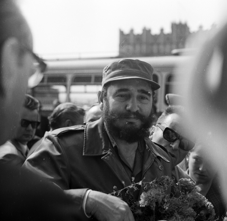 Delegacja partyjno-rządowa Republiki Kuby, pod przewodnictwem I sekretarza KC Komunistycznej Partii Kuby Fidela Castro (nz.) z wizytą w Hucie im. Lenina, 1972 r. Fot. PAP/Stanisław Gawliński