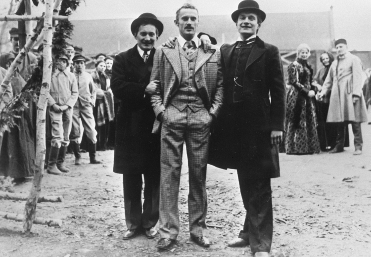 Kadr z filmu Ziemia obiecana Andrzeja Wajdy - Andrzej Seweryn, Daniel Olbrychski i Wojciech Pszoniak. Fot. PAP/reprodukcja