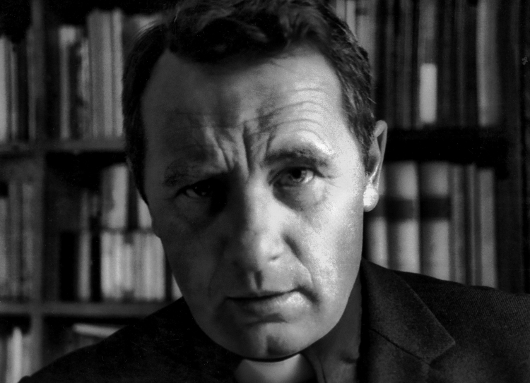 Kraków, początek lat 80. Filozof ks. prof. Józef Tischner w swoim mieszkaniu w Domu Księży Profesorów przy ulicy św. Marka 10. Fot. PAP/Jerzy Ochoński