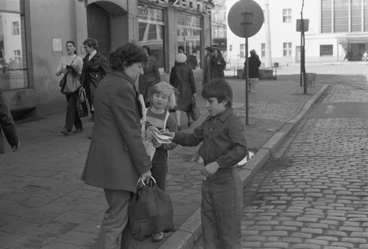 Dzieci rozdają ulotki podczas strajku okupacyjnego rolników w gmachu Wojewódzkiego Komitetu Zjednoczonego Stronnictwa Ludowego (ZSL) przy ulicy Dworcowej 87 w Bydgoszczy, kwiecień 1981 r. Fot. PAP/Grzegorz Rogiński