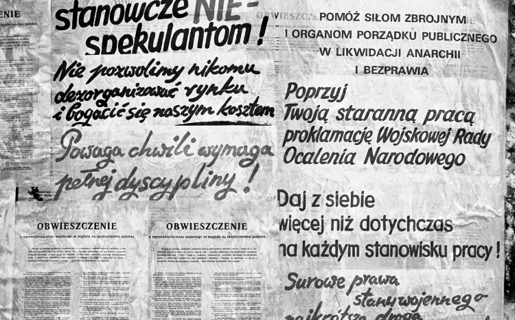 Propagandowe plakaty WRON i obwieszczenie o wprowadzeniu stanu wojennego. Fot. PAP/Jerzy Kośnik 