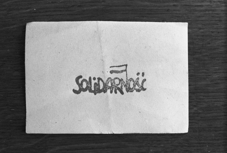 Stan wojenny w Polsce. Ulotka Solidarności. Fot. PAP/Wojciech Kryński
