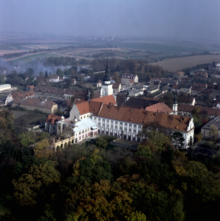 Henryków 1986-1987. Zespół klasztorny opactwa cysterskiego w Henrykowie, pocysterski barokowy zespół klasztorny z kościołem Wniebowzięcia Najświętszej Maryi Panny i św. Jana Chrzciciela położony na Dolnym Śląsku. Fot. PAP/Ireneusz Sobieszczuk Leszek Wróblewski