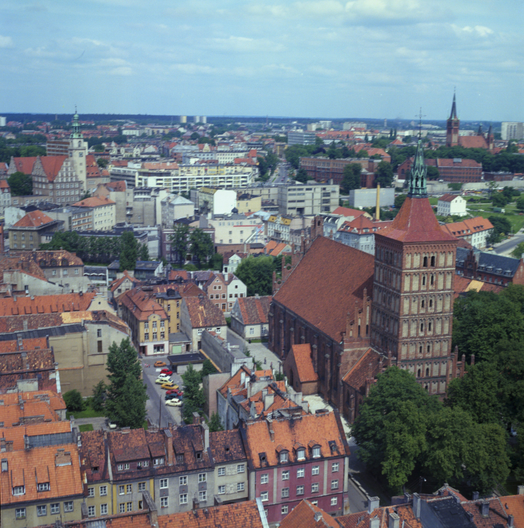 Olsztyn 07.1989. Widok na centrum miasta z lotu ptaka. Na pierwszym planie katedra pw. św. Jakuba. Z prawej wieża kościoła pw. Najświętszego Serca Pana Jezusa, z lewej z wieżą budynek Nowego Ratusza. Fot. PAP/Ireneusz Sobieszczuk Leszek Wróblewski  