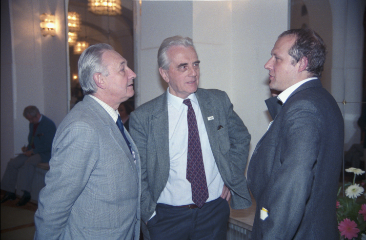 Andrzej Wajda, Andrzej Łapicki i Adam Michnik (w 1989 r.) w obiektywie Ireneusza Sobieszczuka. Fot. PAP/Ireneusz Sobieszczuk