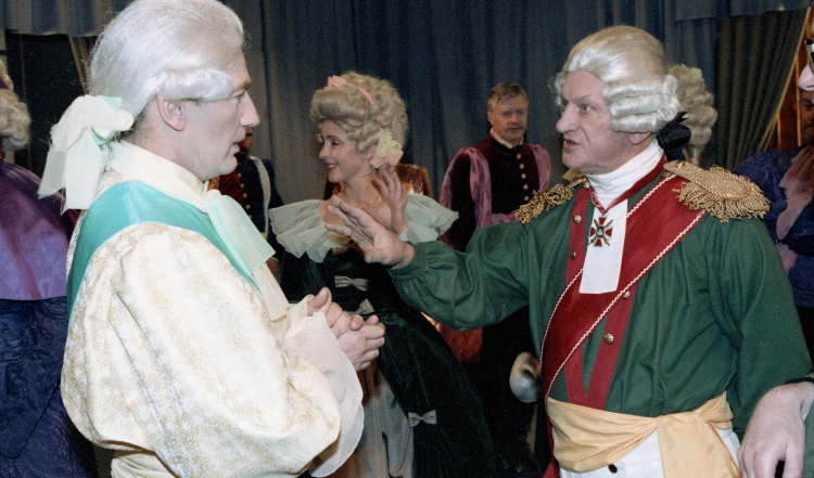 Teatr Telewizji Spektakl telewizyjny pt. Polonez, reżyseria Jerzy Sztwiertnia, premiera: 22.04.1991. Na zdjęciu aktorzy: Karol Strasburger (L) jako Michał Kleofas Ogiński, podskarbi litewski i Marian Kociniak (P) jako Osip Andriejewicz Igelstrom, jenerał en-chef rosyjski. Fot. PAP/Ireneusz Sobieszczuk