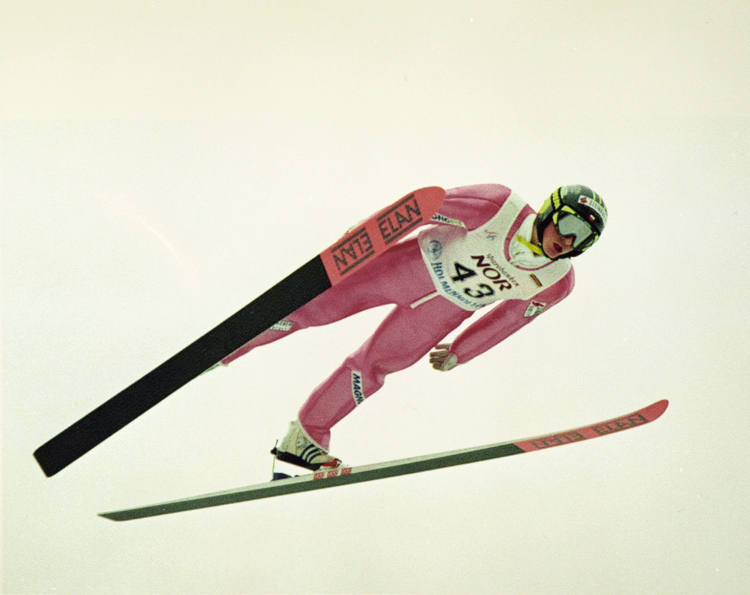 Adam Małysz zwyciężył podczas zawodów Pucharu Świata na skoczni Hollmenkollen, Oslo, 17 czerwca 1996 r. Fot. PAP/EPA