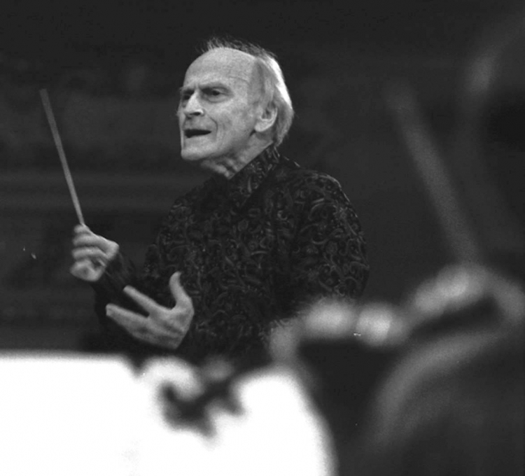Yehudi Menuhin podczas próby z orkiestrą "Sinfonia Varsovia", 1996 r. Fot. REMIGIUSZ SIKORA 