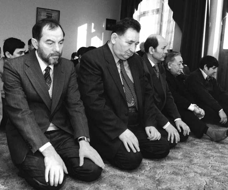 Modły w jednym z domów modlitwy polskich Tatarów z okazji Ramadan-Bajram, 1997 r. Fot. PAP/CAF Zdzisław Lenkiewicz