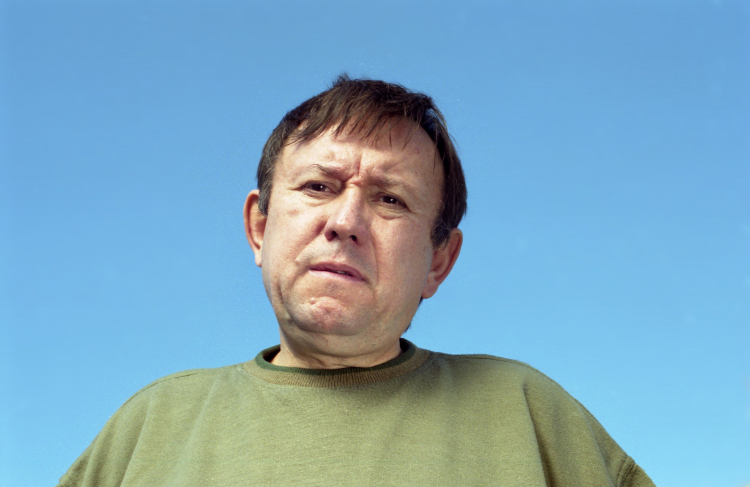 Plan zdjęciowy filmu fabularnego pt. Dzień świra, w reżyserii Marka Koterskiego. Na zdjęciu aktor Zbigniew Buczkowski jako dozorca, 2002 r. Fot. PAP/Afa Pixx/Krzysztof Wellman