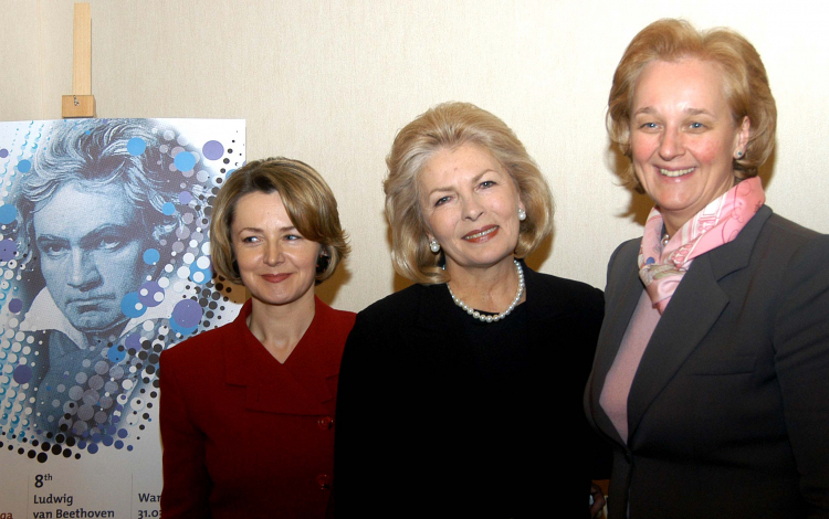 Konferencja prasowa na temat "8. Wielkanocny Festiwal Ludwiga van Beethovena. Warszawa 2004".Od prawej : księżna Irina zu Sayn-Wittgenstein- Berleburg , Elżbieta Penderecka - dyrektor art. festiwalu, Jolanta Róża Kozłowska - dyr. festiwalu. Fot. PAP Andrzej Rybczyński 