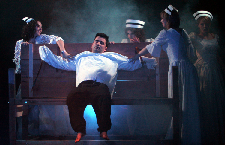 Spektakl według książki „Obłęd” Jerzego Krzysztonia w Teatrze w Kielcach (w 2006 r.). Fot. PAP/Piotr Polak