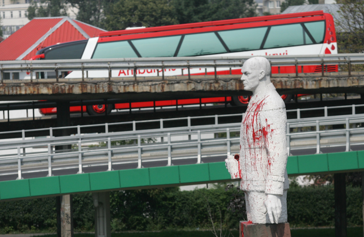 Oblany czerwoną farbą pomnik gen. Zygmunta Berlinga obok Mostu Łazienkowskiego, 2008 r. PAP/Bartłomiej Zborowski