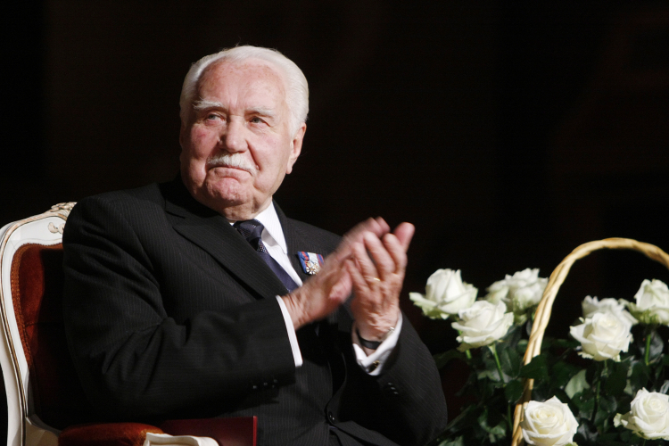 Ryszard Kaczorowski, ostatni prezydent RP na uchodźstwie, honorowy obywatel Białegostoku, podczas koncertu z okazji jego 90. urodzin, który odbył się w Operze i Filharmonii Podlaskiej w Białymstoku w grudniu 2009 r. Fot. PAP/Artur Reszko