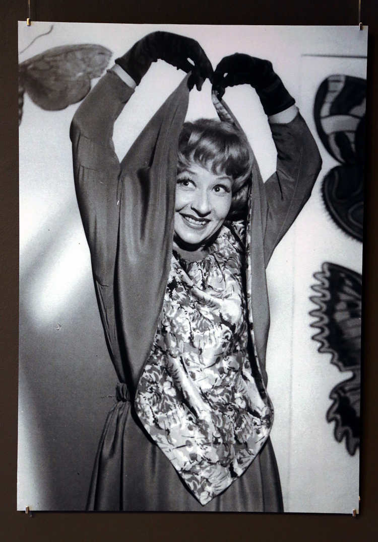 Fragment wystawy zdjęć z okazji 100. rocznicy urodzin Ireny Kwiatkowskiej, Teatr Syrena, Warszawa, 2012 r. Fot. PAP/Tomasz Gzell