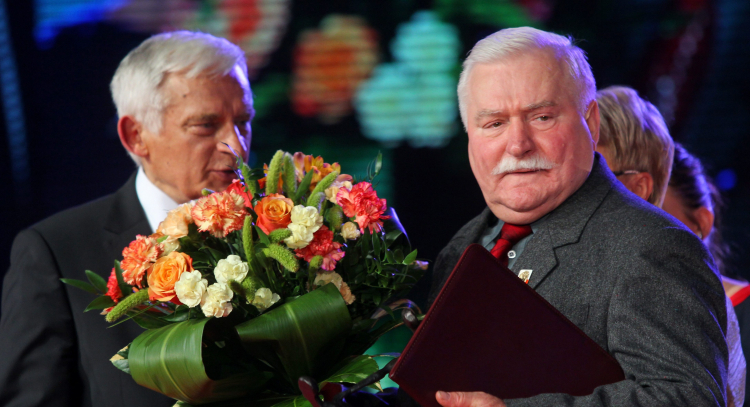 B. prezydent Lech Wałęsa oraz b. premier Jerzy Buzek podczas III edycji Europejskiego Forum Nowych Idei w 2013r. Fot.  PAP/Piotr Wittman