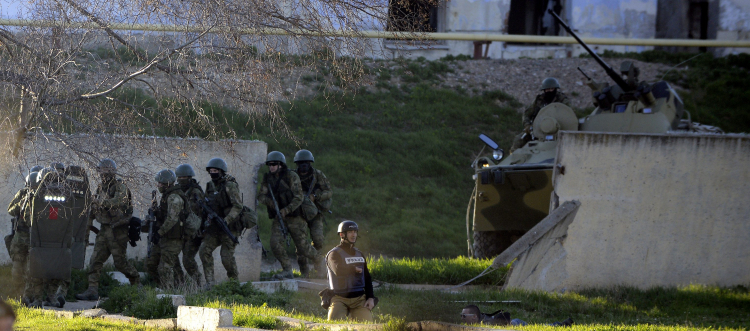 Baza wojskowa w Belbek na Krymie, podczas rosyjskiego szturmu, 22.marca 2014 r.  Belbek pod Sewastopolem był ostatnią bazą wojskową, która nie skapitulowała po aneksji Krymu do Rosji. Fot. PAP/Jakub Kamiński