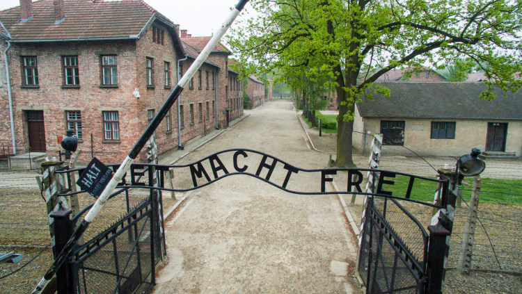 Brama byłego niemieckiego nazistowskiego obozu koncentracyjnego Auschwitz-Birkenau. Fot. PAP/Sławomir Mielnik