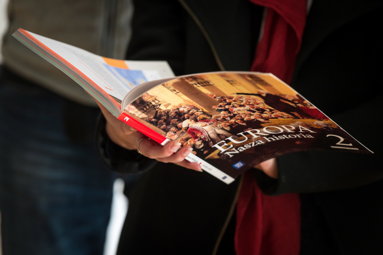 Podręcznik „Europa. Nasza historia - Europa. Unsere Geschichte”. Fot. PAP/Maciej Kulczyński