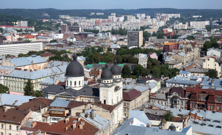 Widok z wieży ratuszowej na miasto w kierunku północnym. Na zdjęciu: m.in. Cerkiew Przemienienia Pańskiego (C). Fot. PAP/Afa Pixx/Zenon Żyburtowicz