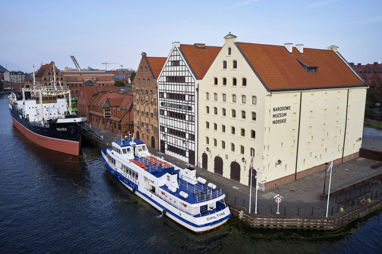 Widok na spichlerze Narodowego Muzeum Morskiego w Gdańsku oraz należący do muzeum statek "Sołdek". Fot. PAP/Adam Warżawa