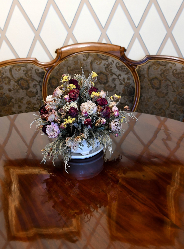 Kompozycja kwiatowa w Muzeum Dzieduszyckich w Zarzeczu. Fot. PAP/Darek Delmanowicz